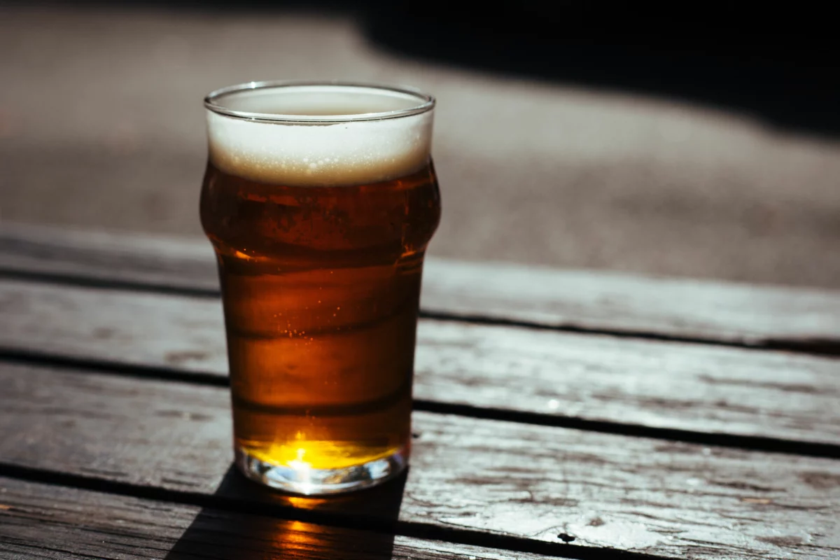 Verre de bière active sans alcool servi en terrasse, illustration de la nouvelle gamme fonctionnelle