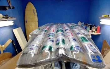 Une planche de surf en canettes de bières