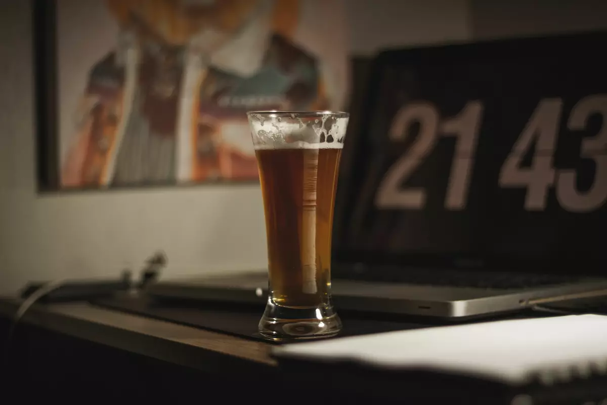 Verre de bière blonde dorée à mousse fine, dans l'esprit de l'Anosteké Saison primée aux World Beer Awards