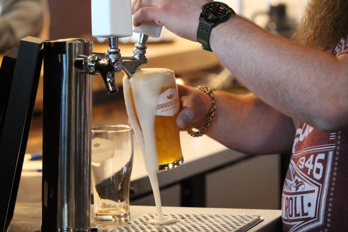 Robinets de bière pression alignés derrière un comptoir de bar