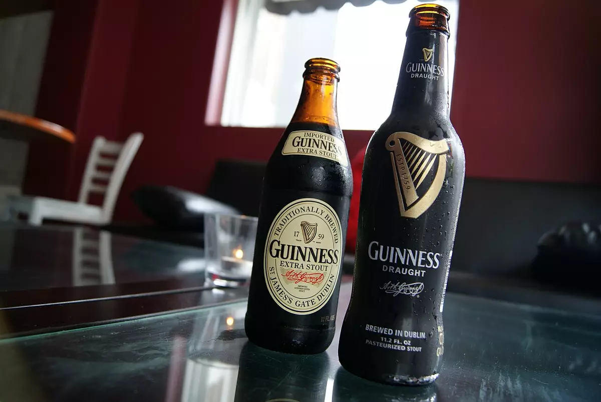 Bouteille et verre de Guinness Extra Stout, même famille de stout que la bouteille de Guinness 1864 repêchée en Manche