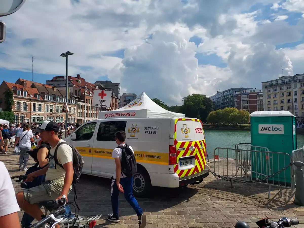Foule dans les rues pendant la Braderie de Lille, où 3 Brasseurs fête ses 40 ans