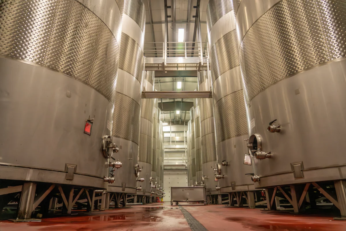 Cuves de fermentation en inox dans une brasserie artisanale, comme les nouveaux fermenteurs de la Brasserie du Dauphiné