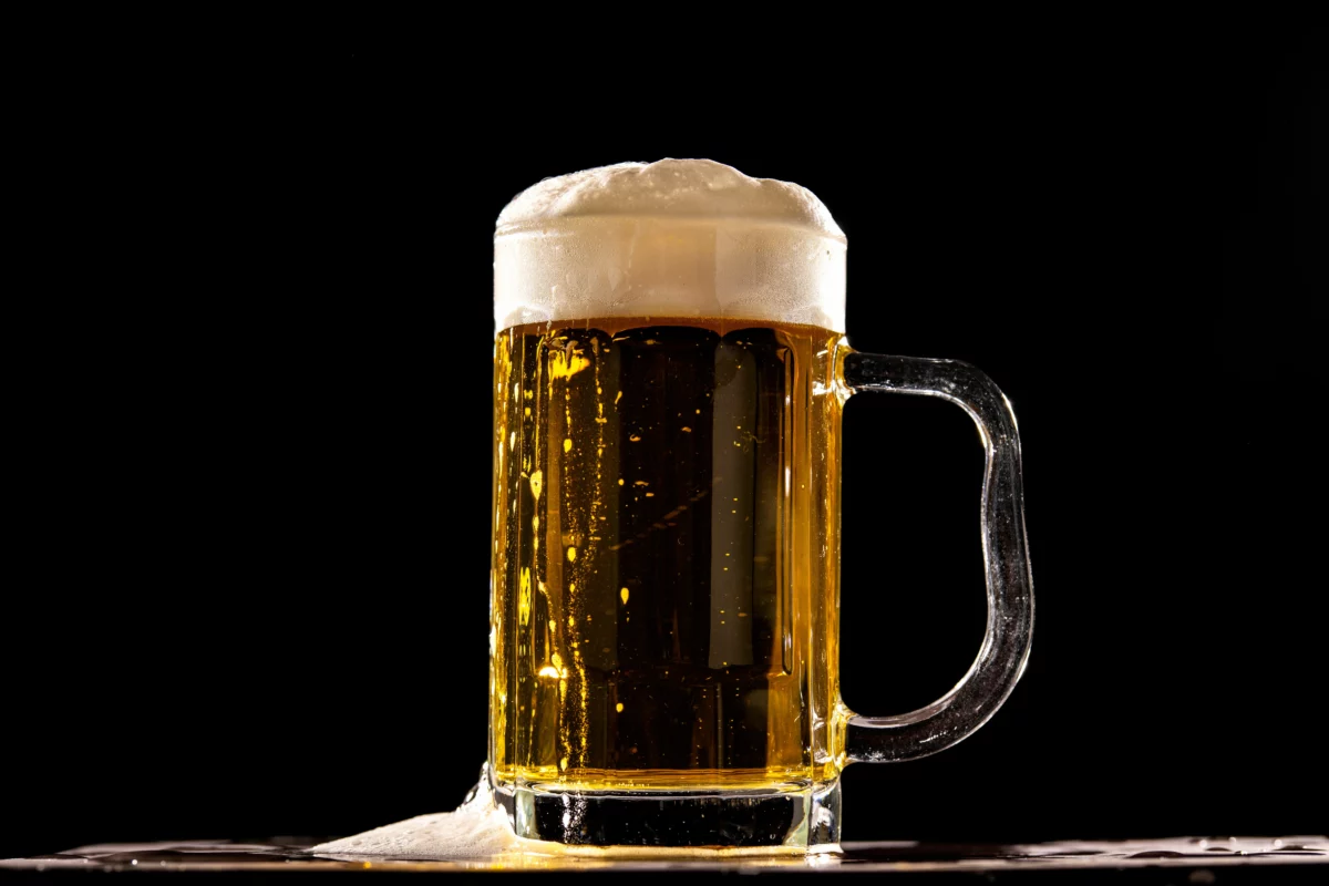 Verre de bière brune à la mousse dense, dans l'esprit de la brune au seigle de Cap d'Ona, meilleure bière du monde 2026