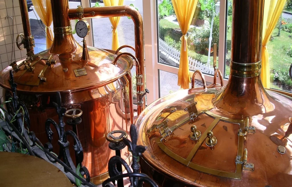 Cuves en cuivre d une salle de brassage traditionnelle, illustration des 100 ans de la Brasserie Castelain