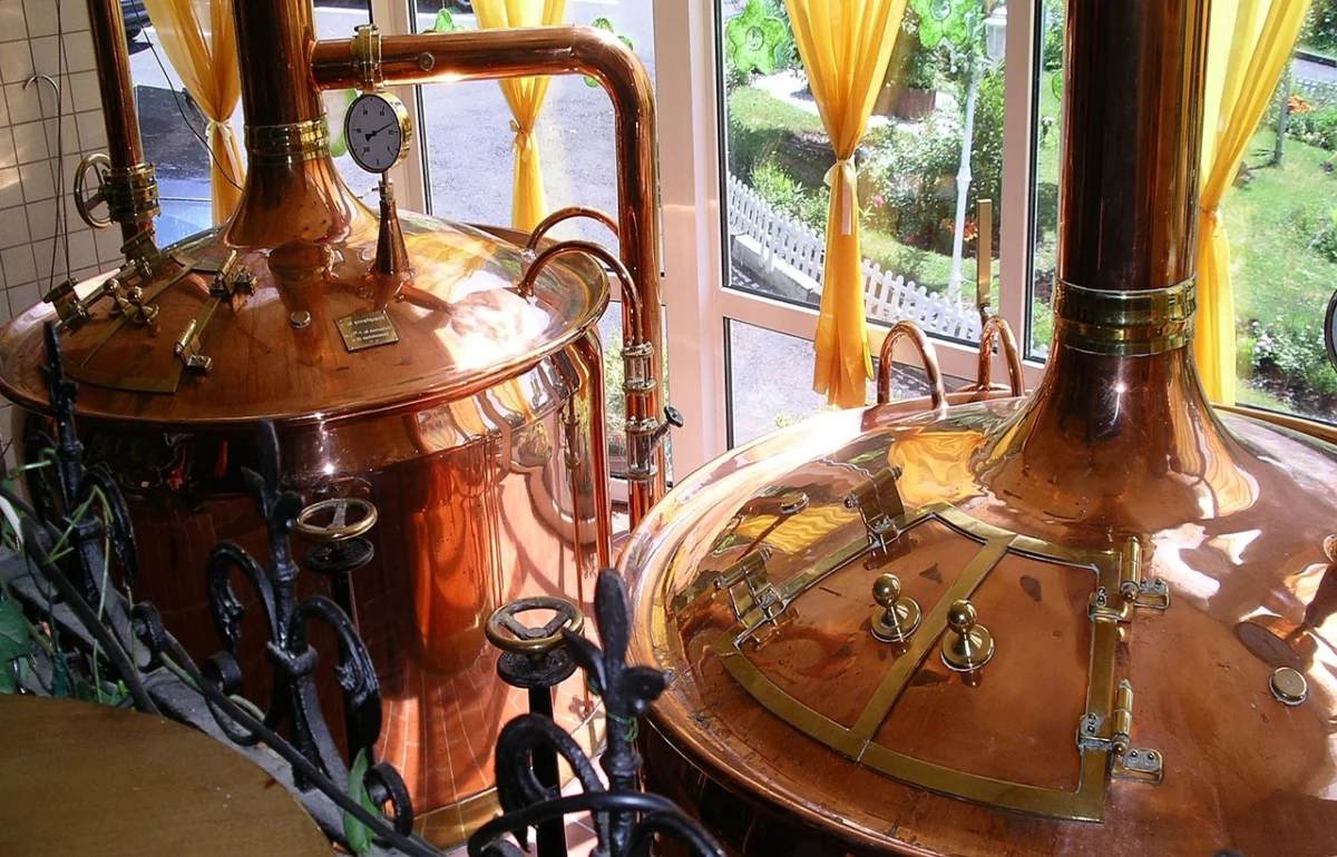 Cuves en cuivre d une salle de brassage traditionnelle, illustration des 100 ans de la Brasserie Castelain