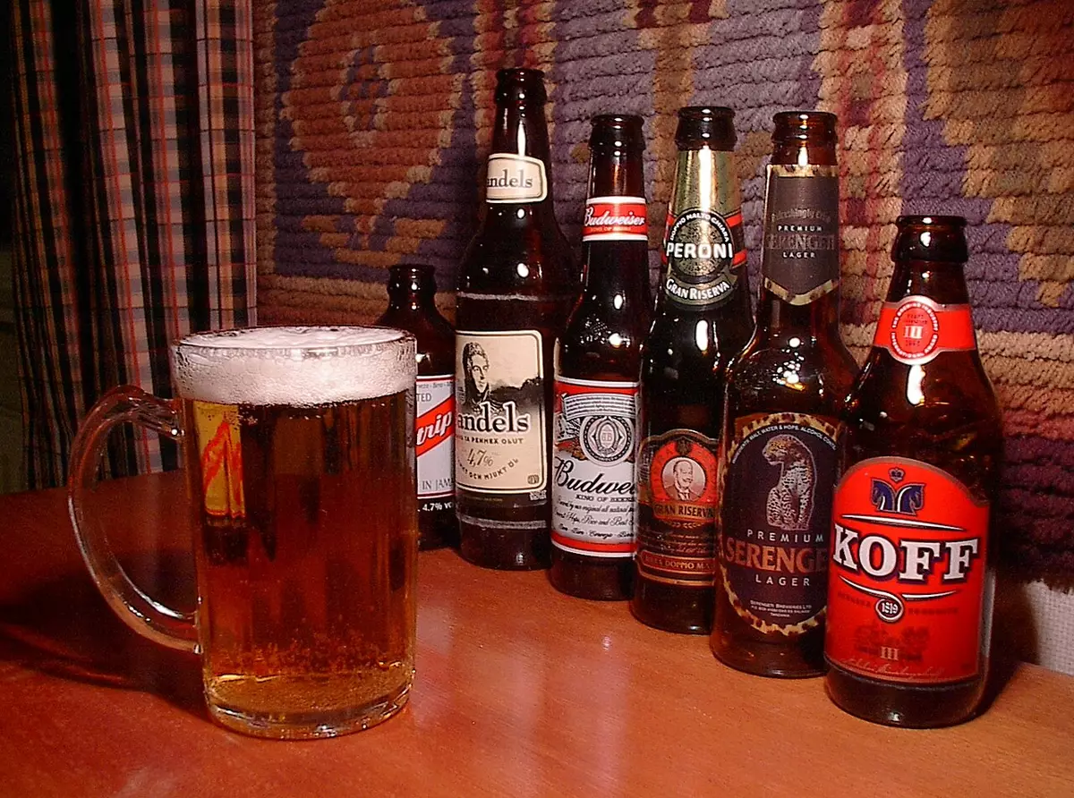 Verre de bière blonde devant des bouteilles, illustration du concours général agricole bière 2026