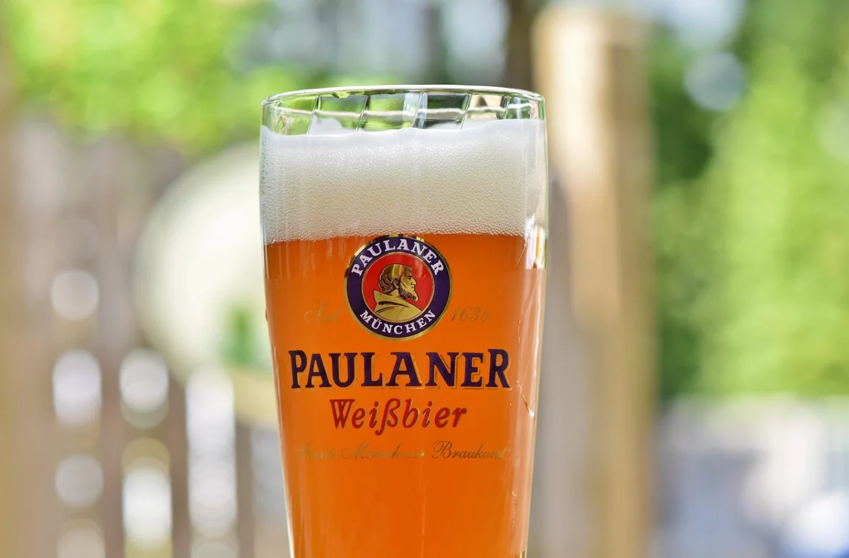 Verre de bière de blé bavaroise à la mousse dense, dans l'esprit de l'Erdinger Weissbier