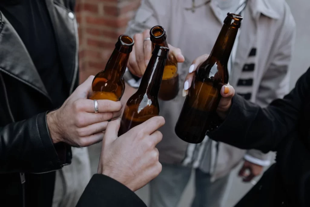 Amis trinquant avec des bières en plein air, ambiance Biergarten comme à la fête de la bière de Hochfelden