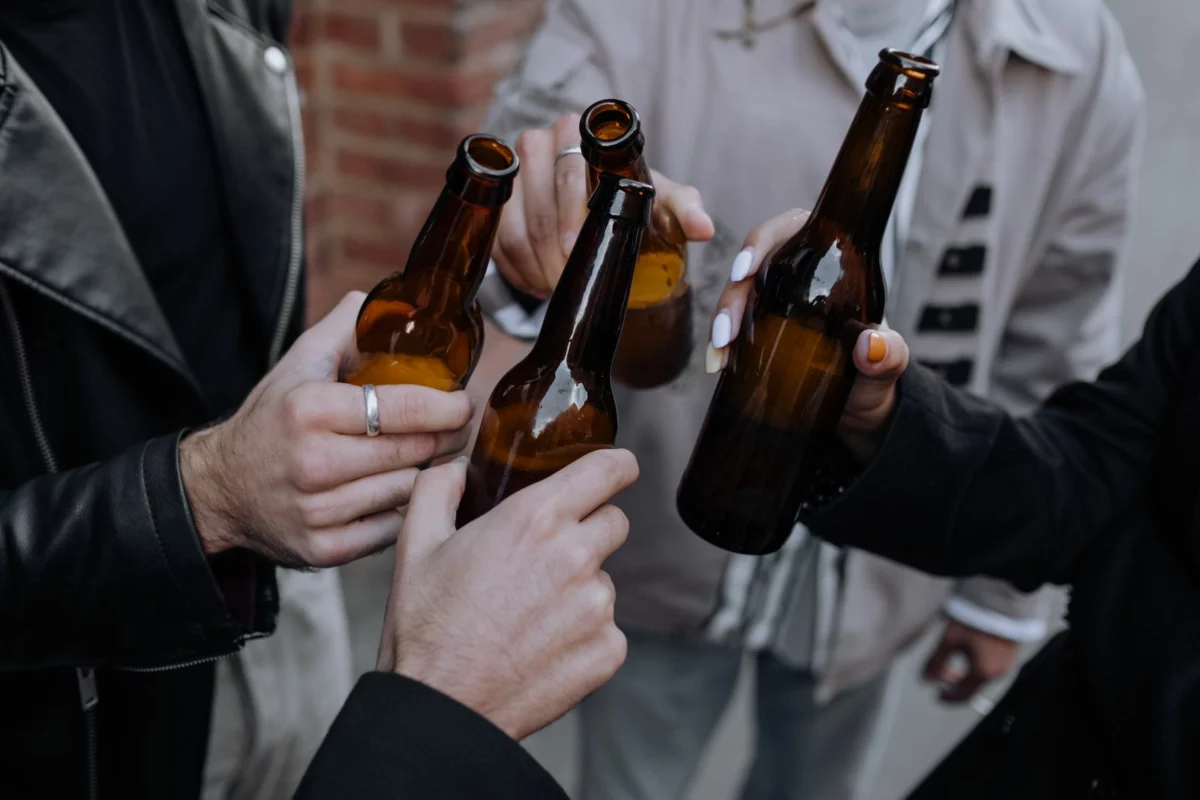 Amis trinquant avec des bières en plein air, ambiance Biergarten comme à la fête de la bière de Hochfelden