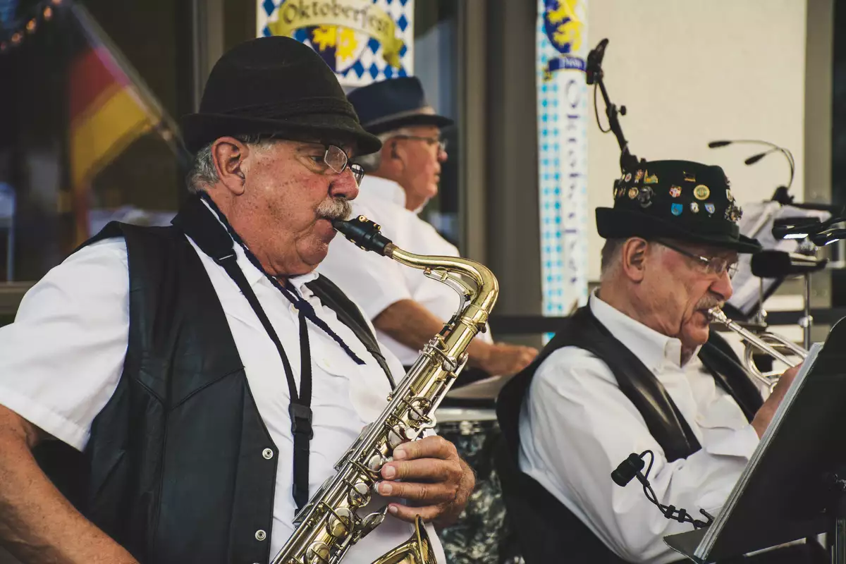 Musiciens en tenue traditionnelle jouant lors d'une fête de la bière, ambiance attendue à Saint-Pol-sur-Ternoise
