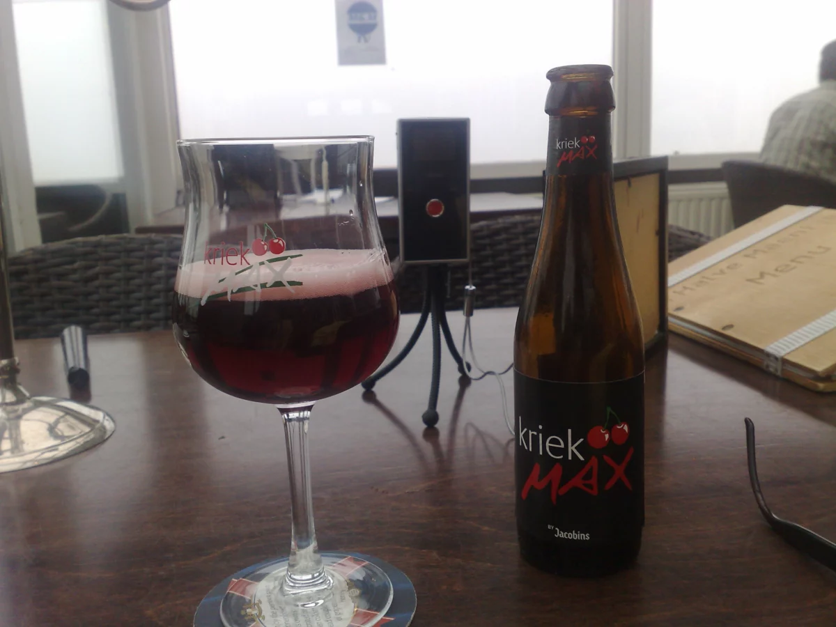 Verre de kriek belge aux cerises, le style dont s’inspire la kriek sans alcool de Lindemans