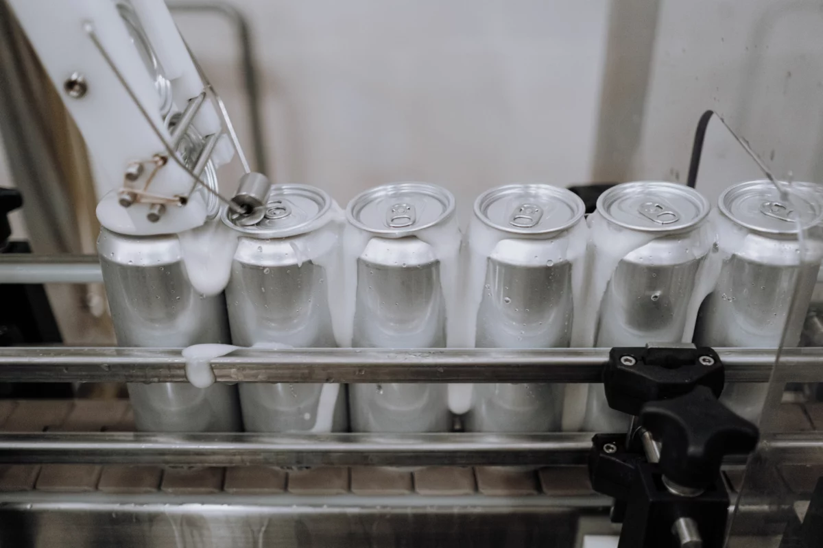 Canettes de bière sur une ligne de conditionnement en brasserie, illustration des résultats trimestriels de Molson Coors