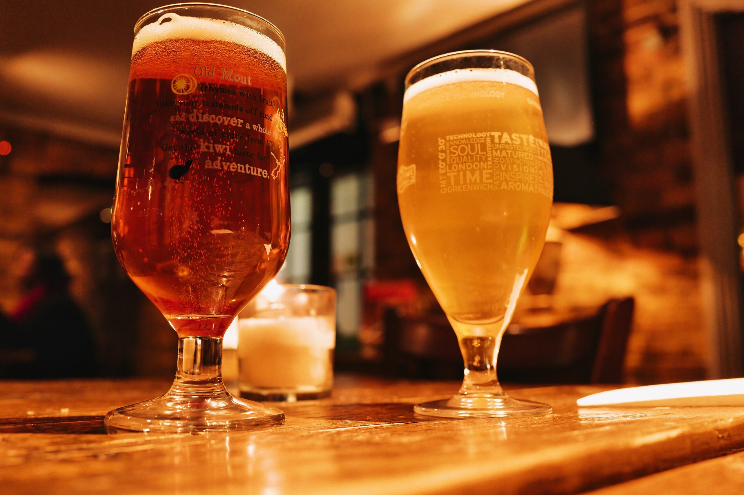 Verre de bière en ambiance artisanale