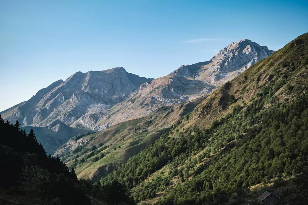 Paysage de montagne dans les Pyrénées françaises, décor des itinéraires du guide Randos Bière Sud-Ouest et Pyrénées