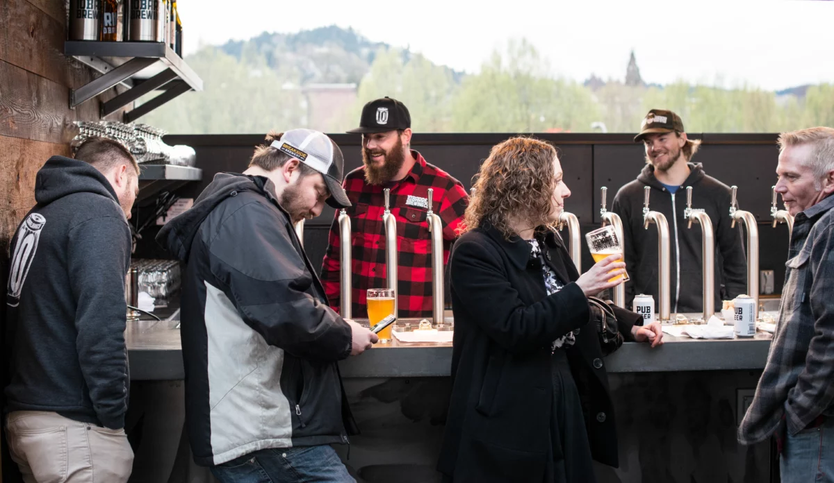 Amateurs de bière attablés dans un bar, ambiance du Strasbourg Craft Beer Festival