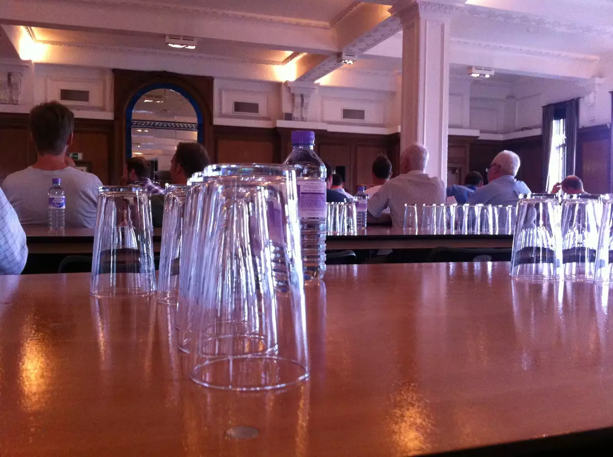 Verres de dégustation alignés sur une table, illustration de l’actu bière de la semaine du 31 août au 4 septembre