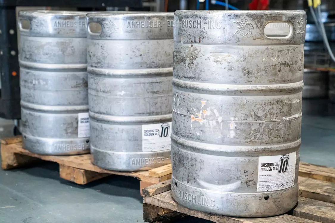Cuves de brassage dans une brasserie artisanale française, illustrant la crise des fermetures brasseries artisanales France