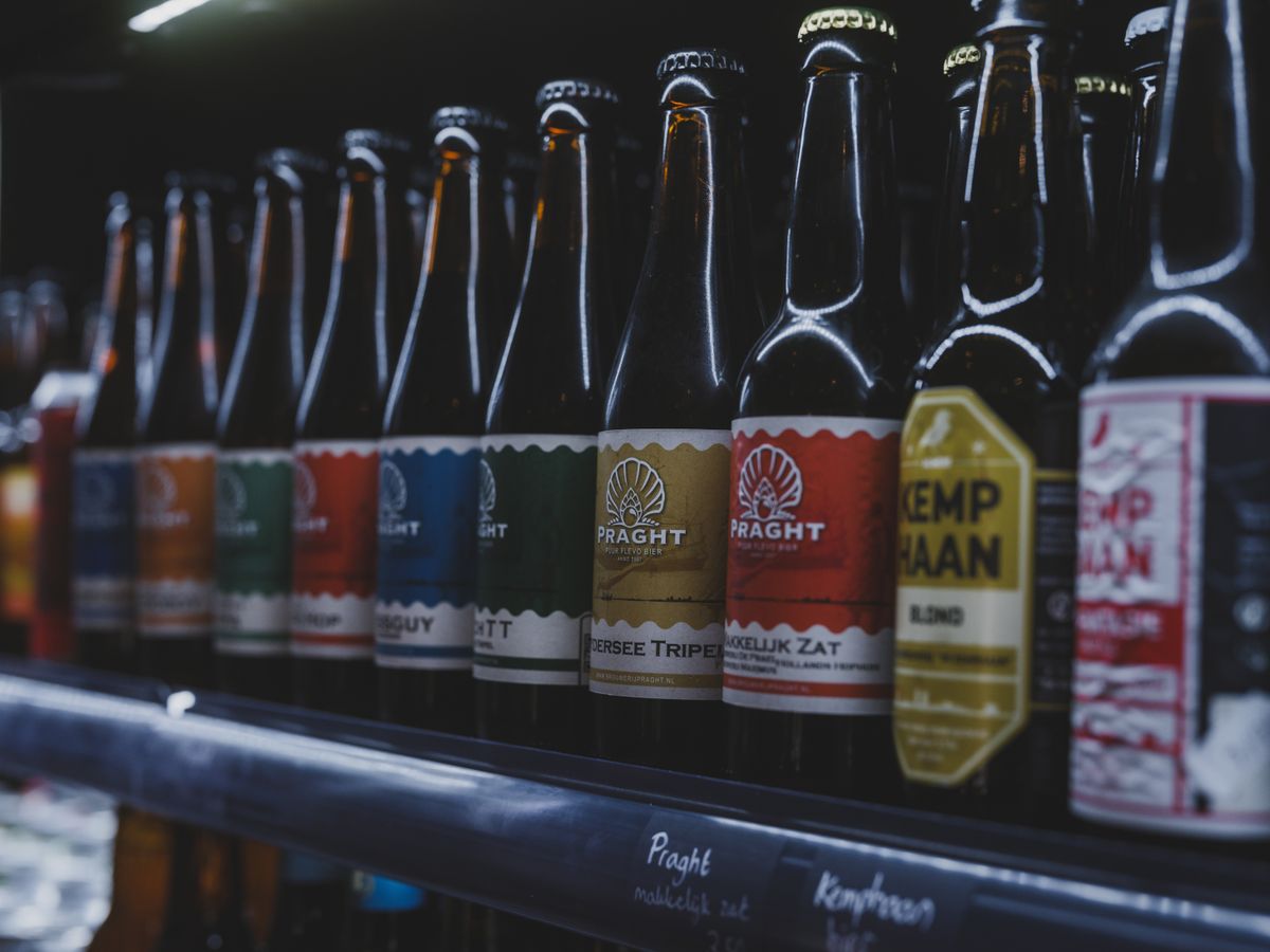 Assortiment de bières artisanales craft beer en bouteilles alignées en rayon