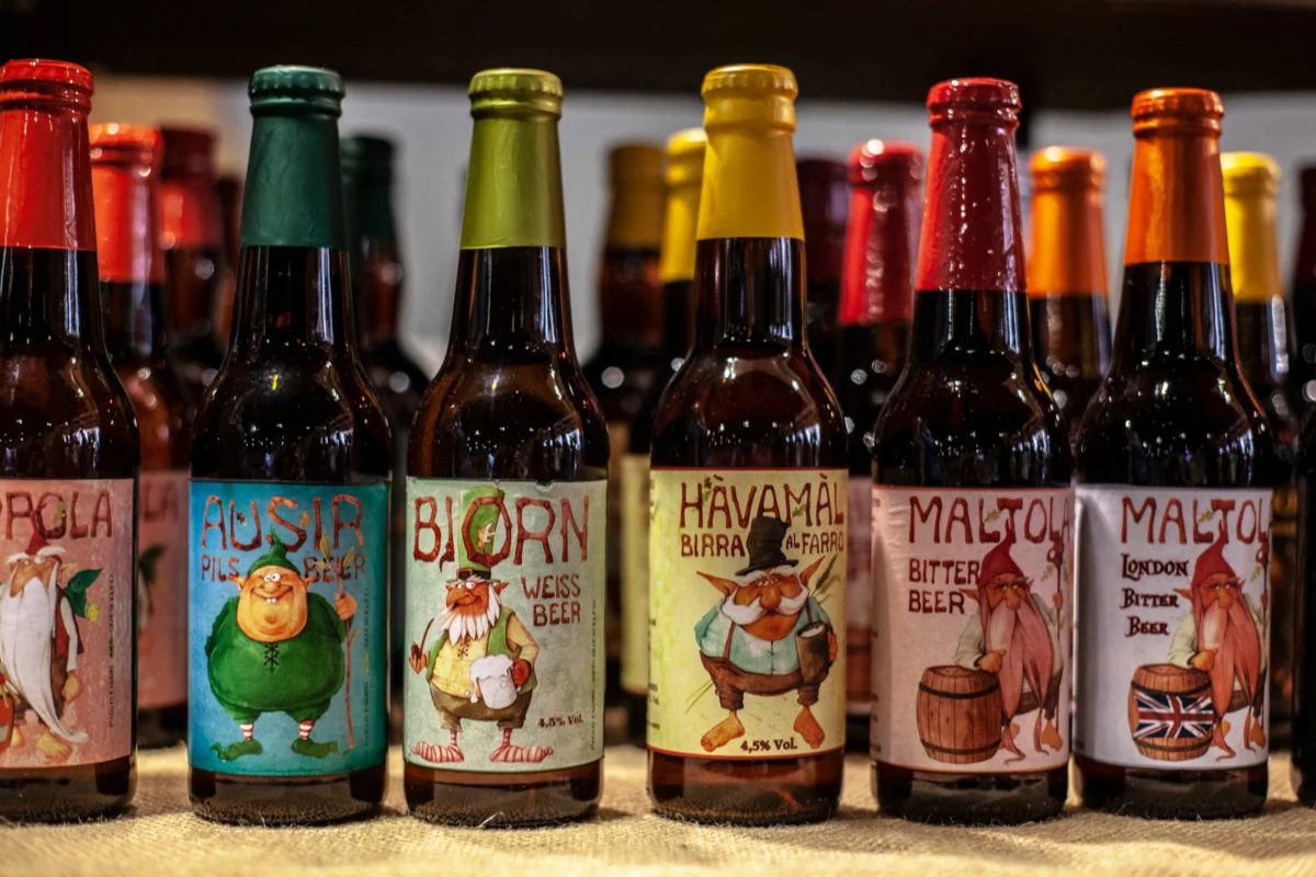 Bouteilles de bière artisanales alignées, illustrant la consigne de la bouteille de bière en cafés-hôtels-restaurants