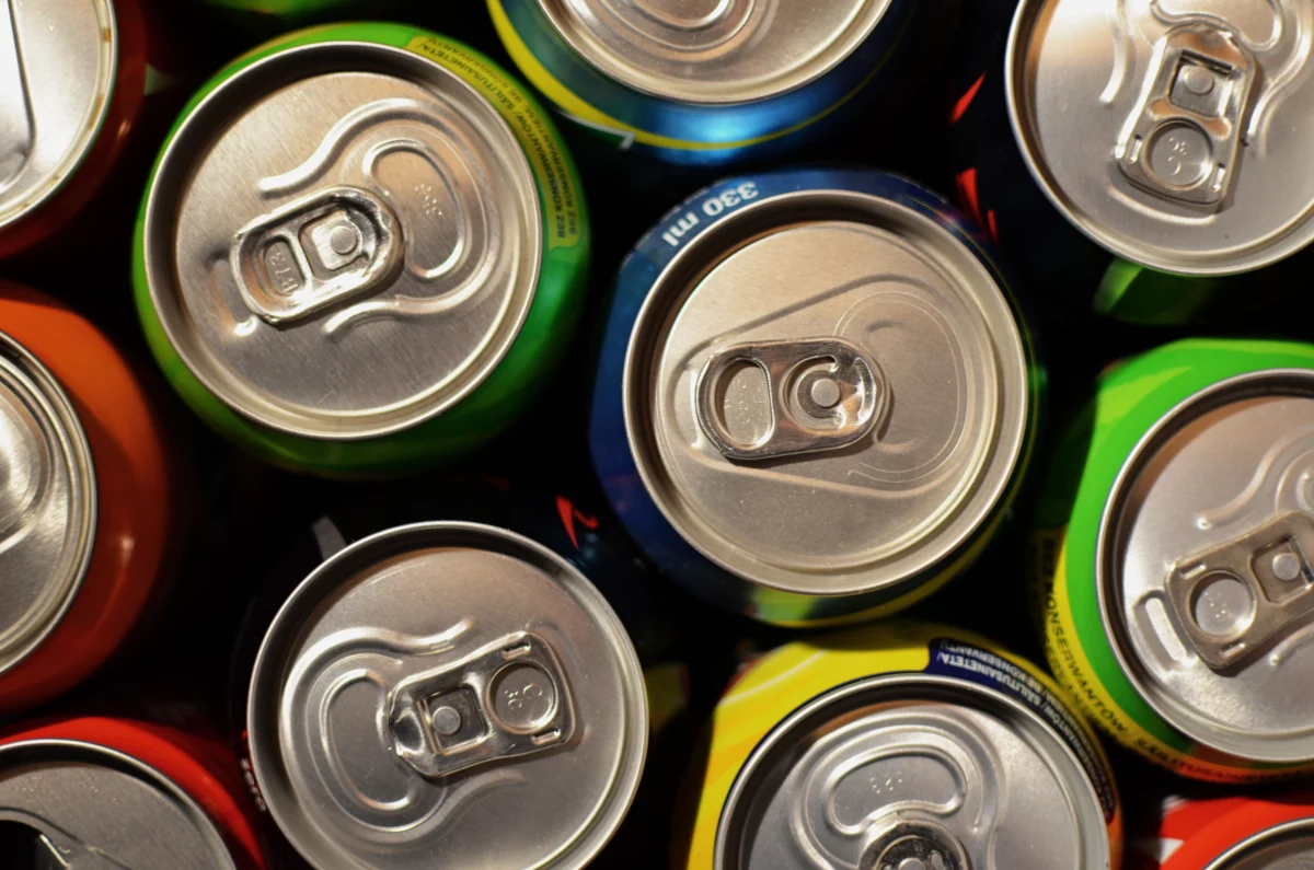 Canettes de boisson alignées en rayon, au cœur du débat sur la consigne des canettes