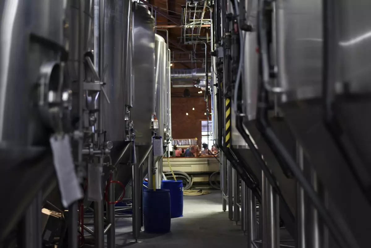 Cuves en inox dans une brasserie moderne, un secteur touché par les fermetures de brasseries artisanales