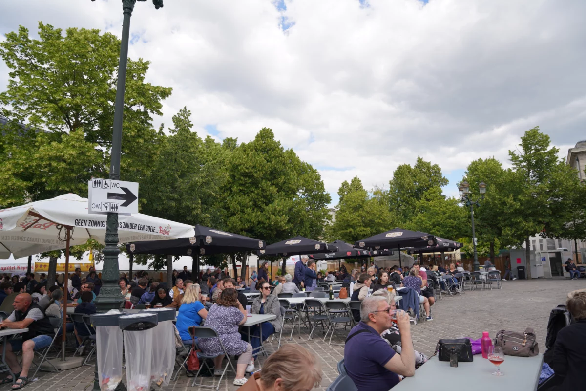 Visiteurs attablés en plein air lors d’une fête de la bière, ambiance attendue à la fête de la bière de Saint-Omer