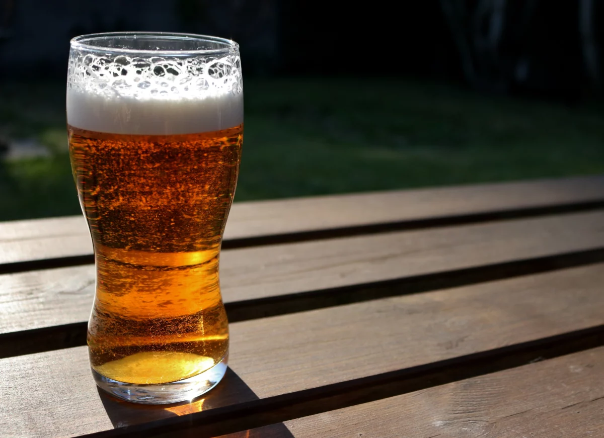 Verre de bière blonde moussée, dans l'esprit de la Heineken Blonde de Blé