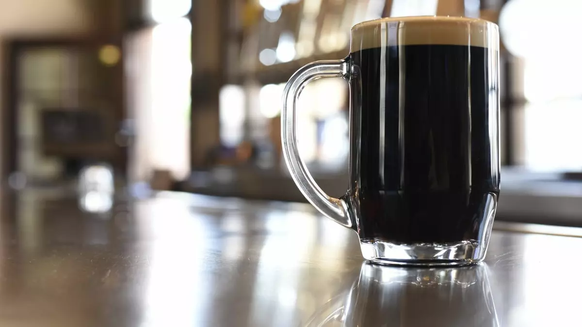 Verre de bière artisanale Pain de Minuit, bière anti-gaspi à base de pain invendu, produite par Draw your Beer et Ninkasi