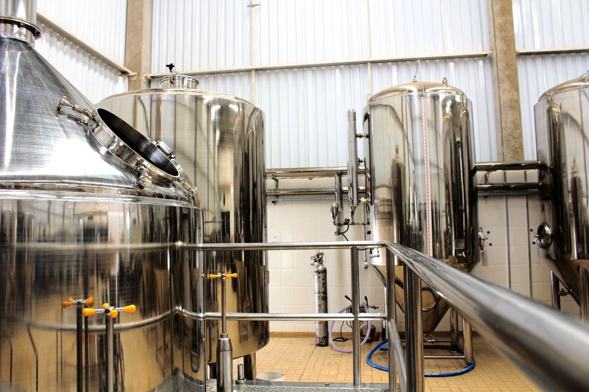 Cuves de production dans une brasserie artisanale française, enjeu de la consommation d’eau en période de sécheresse