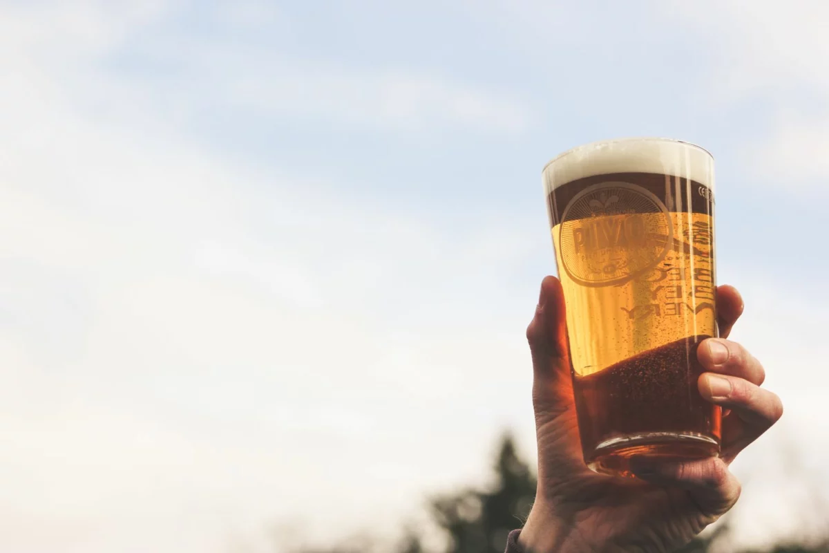 Pinte de lager blonde servie au comptoir, illustration du partenariat Stella Artois The Gentlemen