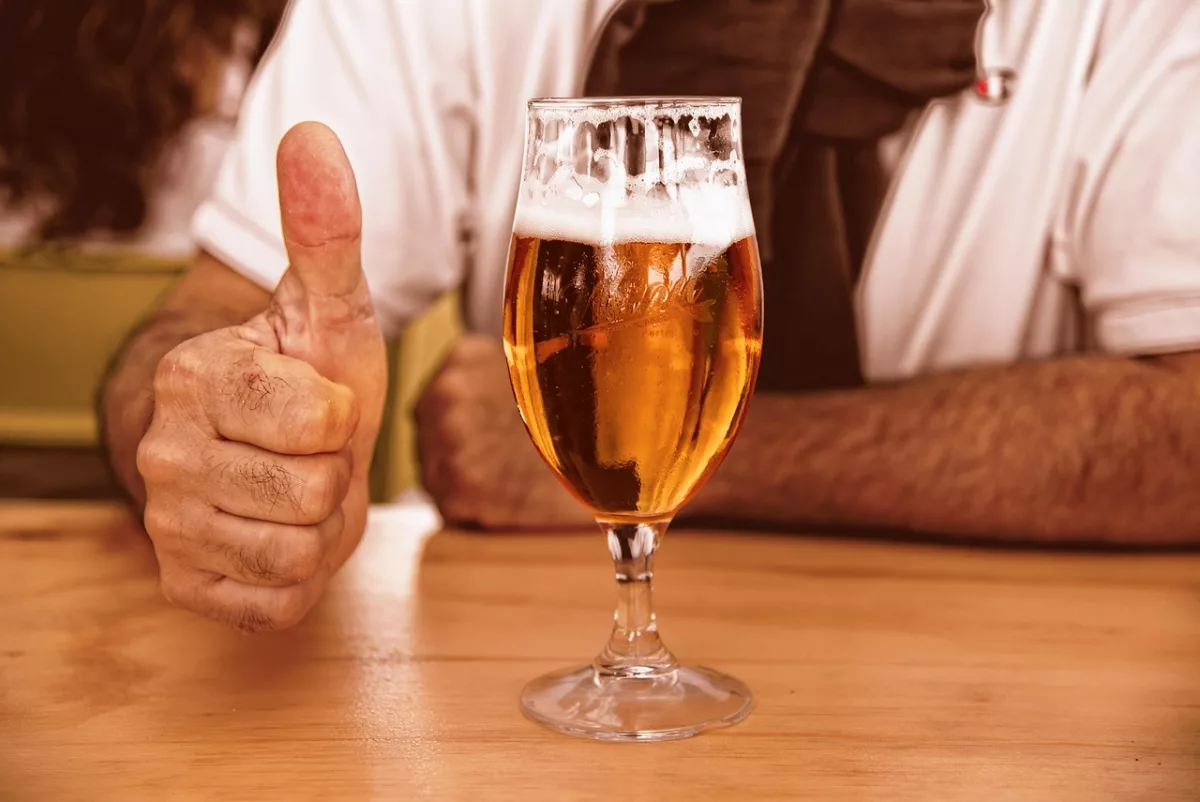 Verres de biere ambree — actualite biere de la semaine du 12 au 16 octobre 2026