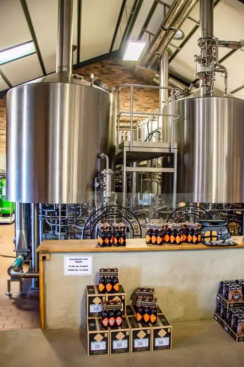 Intérieur d'une brasserie avec cuves en inox — brasserie heineken mons-en-baroeul