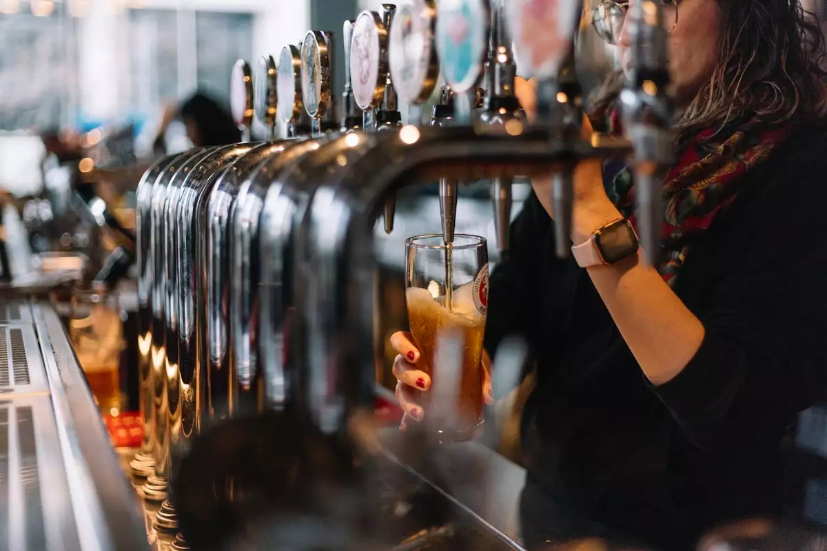 Pinte de bière artisanale servie au bar — brasserie Wolters fermeture après 400 ans à Brunswick