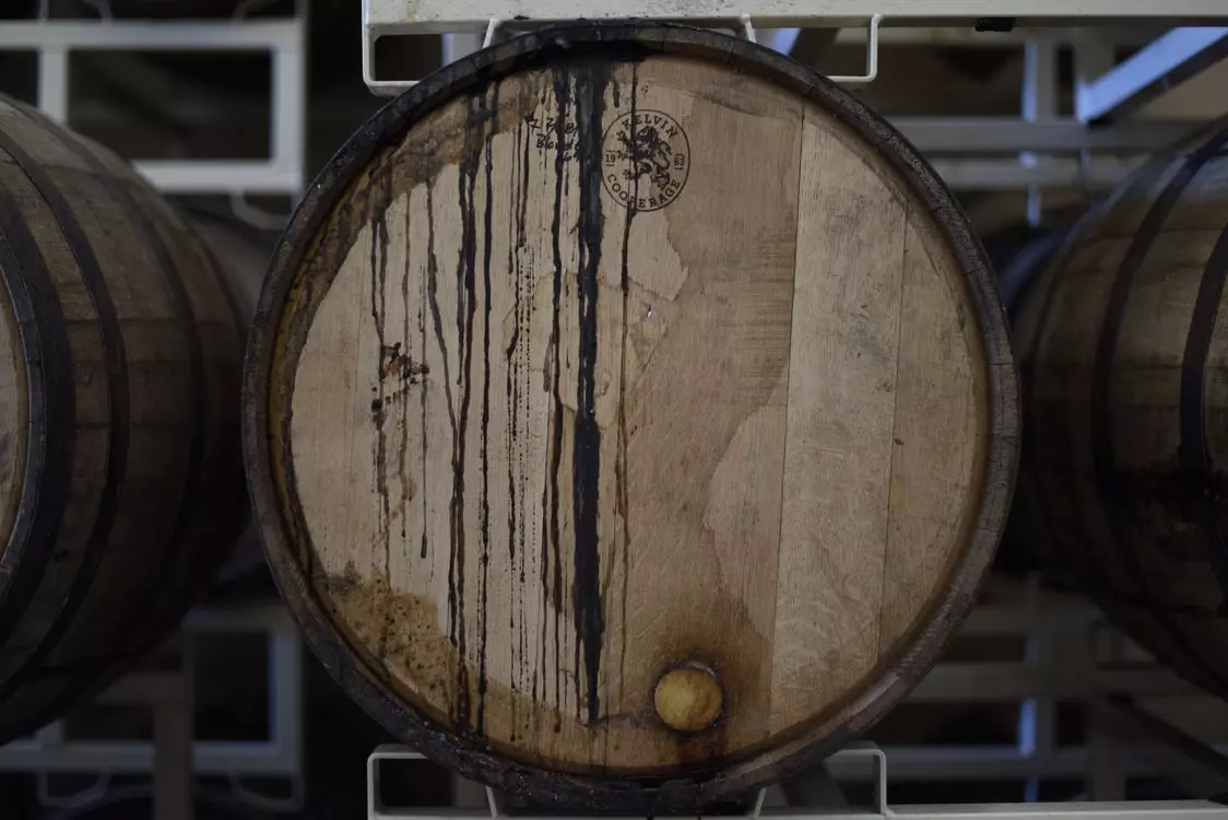 Fûts en bois dans une cave de brasserie — vieillissement de la bière rouge-brune flamande IGP 2026
