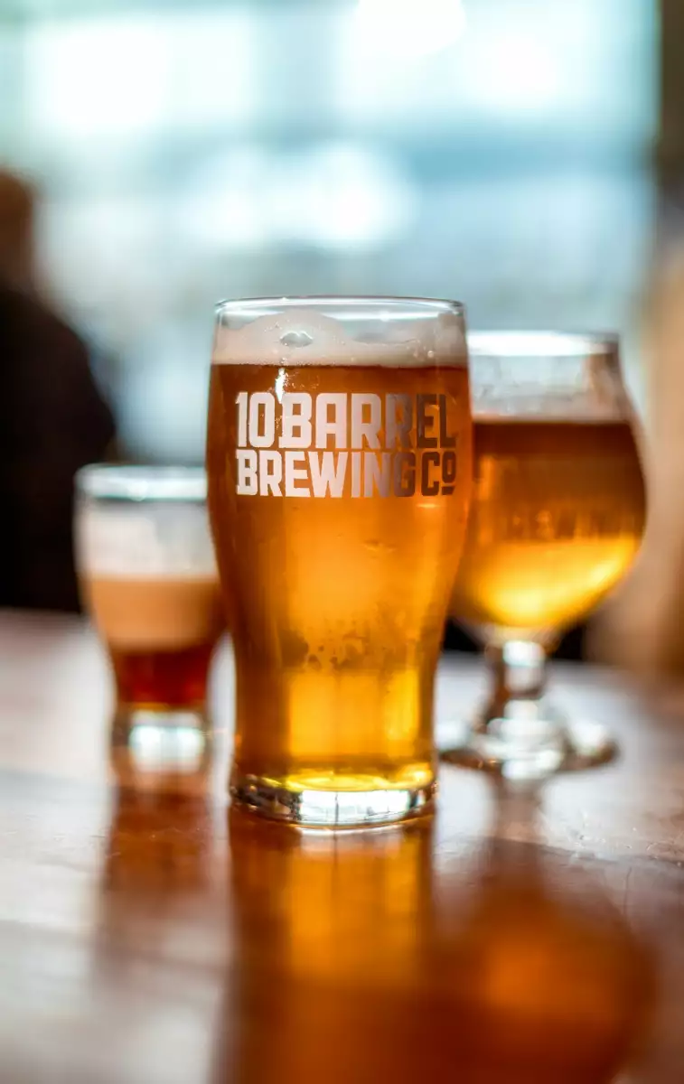 Trois verres de bière dorée sur table en bois — Salon du Brasseur & de la Boisson Nancy 2026